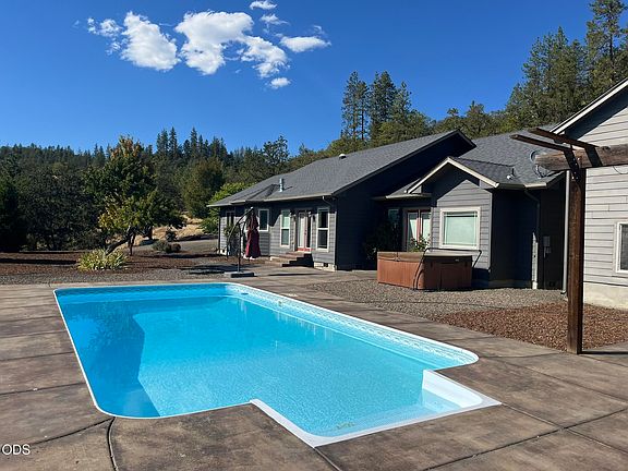 2nd image of 158 Rockingham Cir