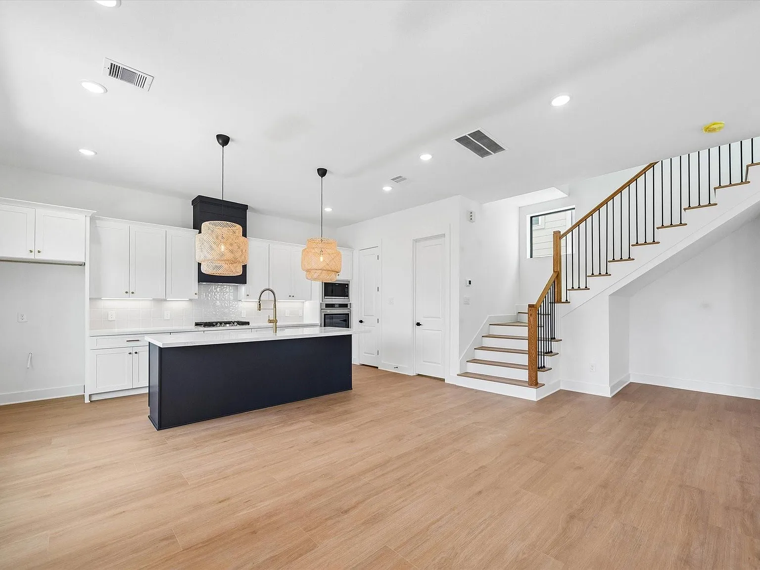 3 bed, 3.5 bath, 2099 sqft, $4,200 — Photo 4