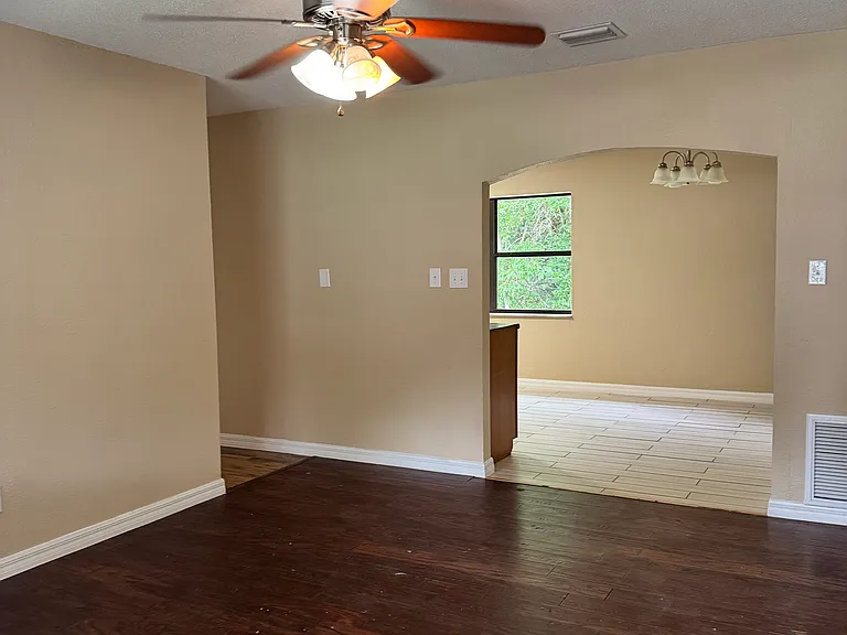 1802 Selleen Dr — Photo 2