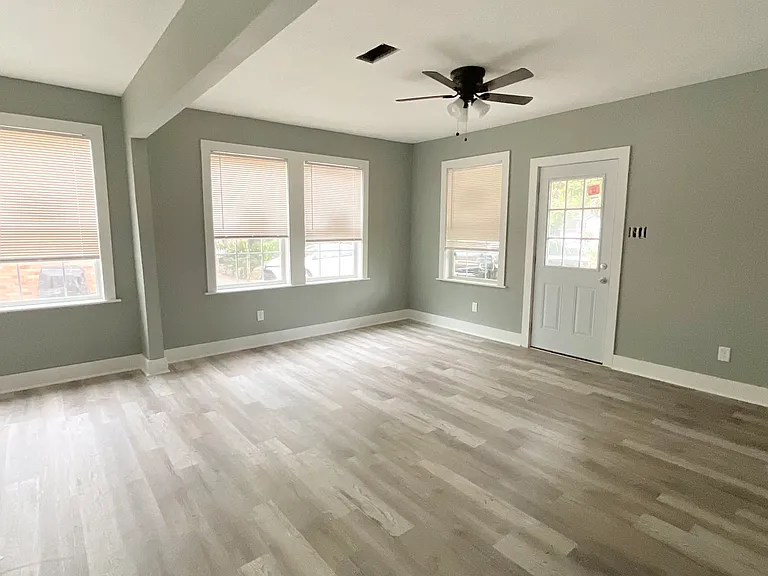 3222 Laurel St — Photo 4