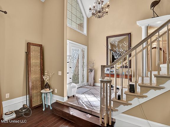 3rd image of 621 S Springlake Cir