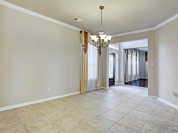 5th image of 13903 Normandy Ct