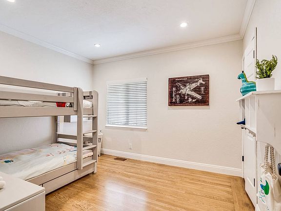 4th image of 484 Acacia Ave