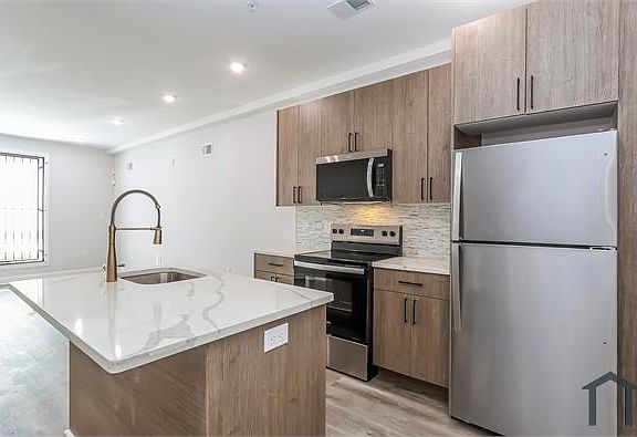 5th image of 163 W Cumberland St #1