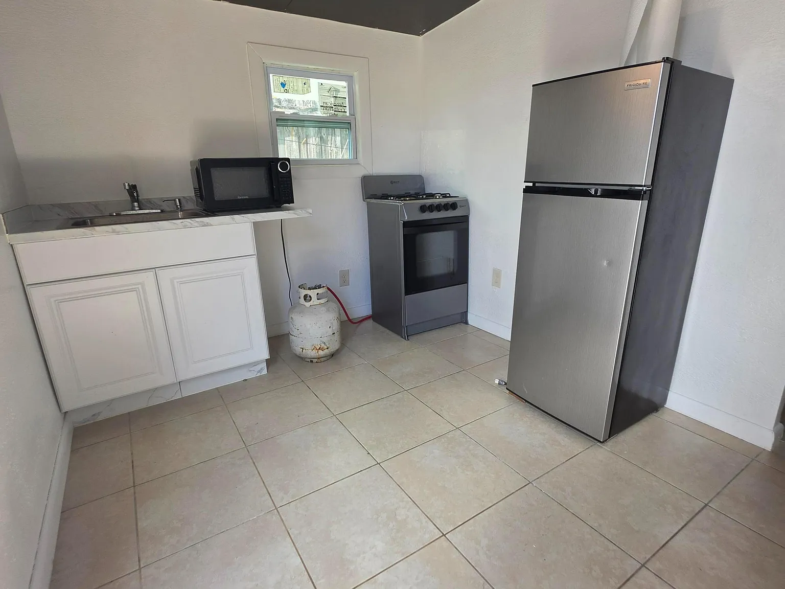 3 bed, 2.0 bath, 800 sqft, $1,200 — Photo 2