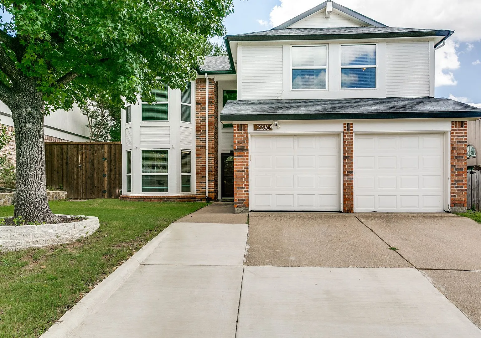 Experience the best of Grapevine living, only moments from charming Historic Downtown. — Photo 1