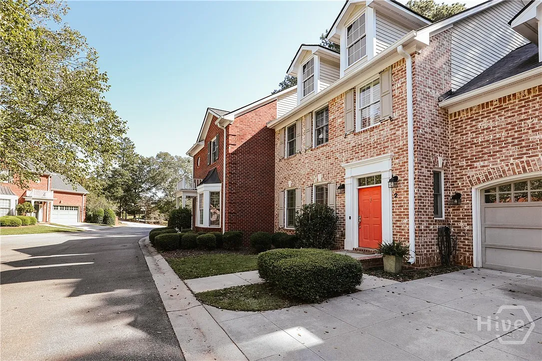 3 bed, 2.5 bath, 2175 sqft, $2,200 — Photo 3