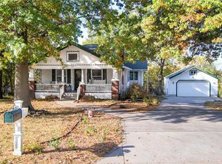 536 S Bluegrass Dr, Bonner Springs, KS 66012