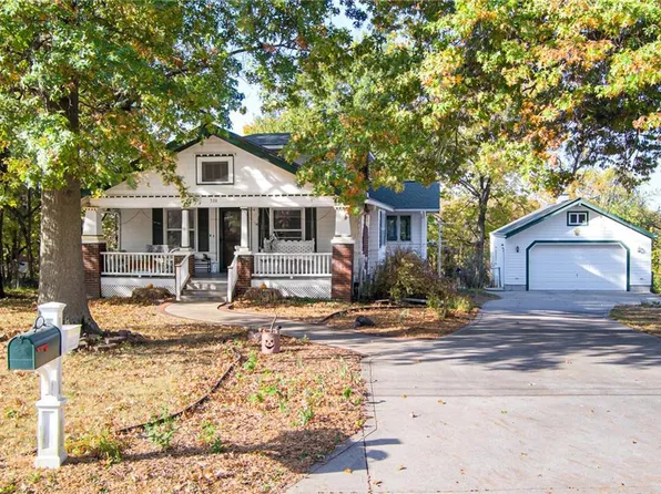 536 S Bluegrass Dr, Bonner Springs, KS 66012