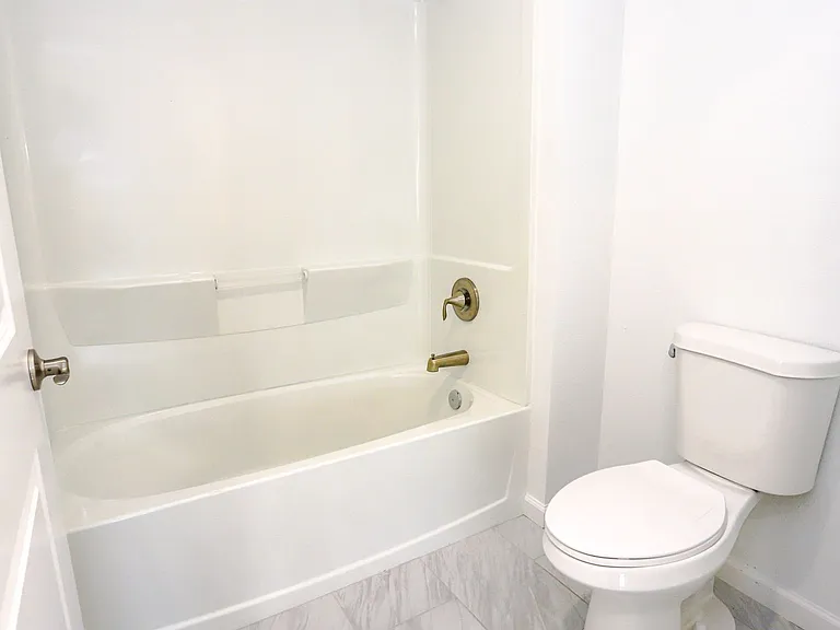 Royal Oak Apartments — Photo 16