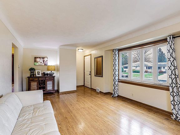 4th image of 236 Dessa Ln