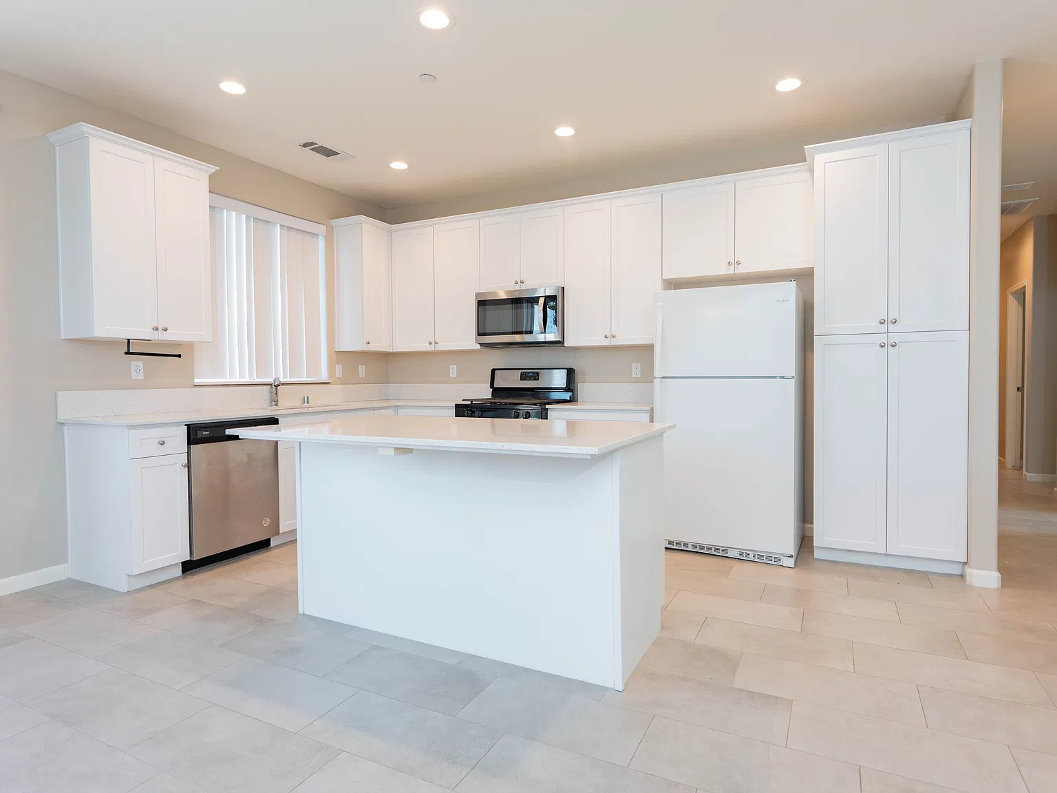 3 bed, 1297 sqft, $2,395 — Photo 2