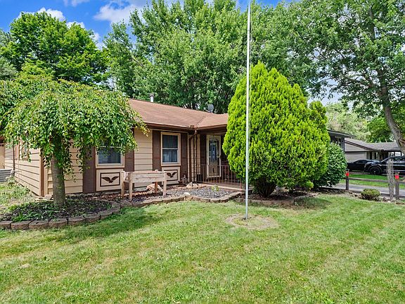 3rd image of 627 W Lawn Dr