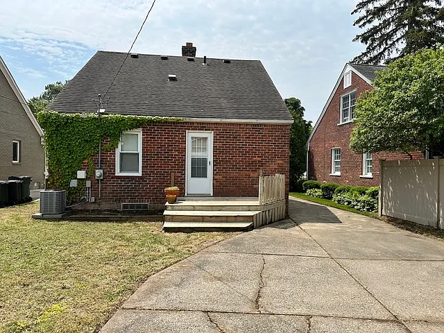 121 Catalpa Dr — Photo 12