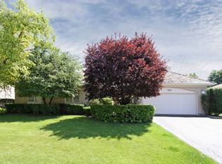 525 Parkchester Rd, Buffalo Grove, IL 60089