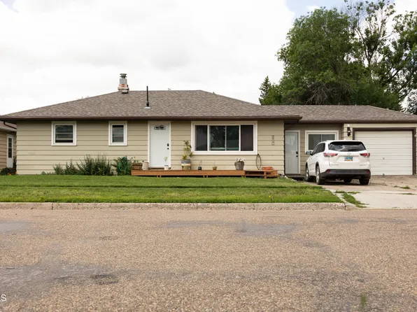 505 3rd St NE, Watford City, ND 58854