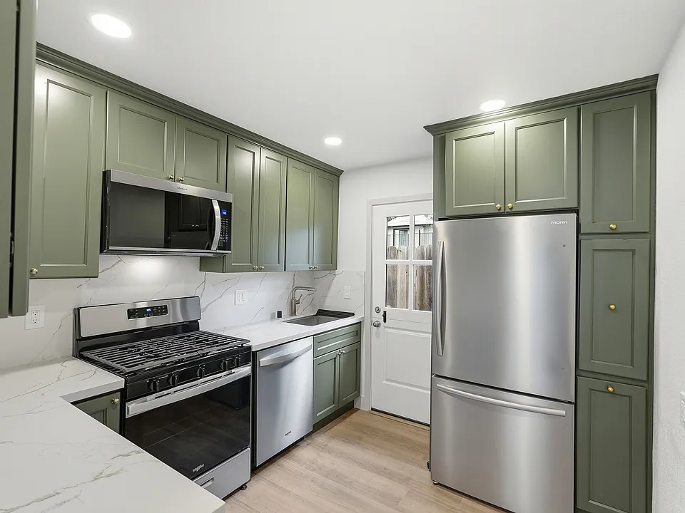 207 Alaska Ave #3