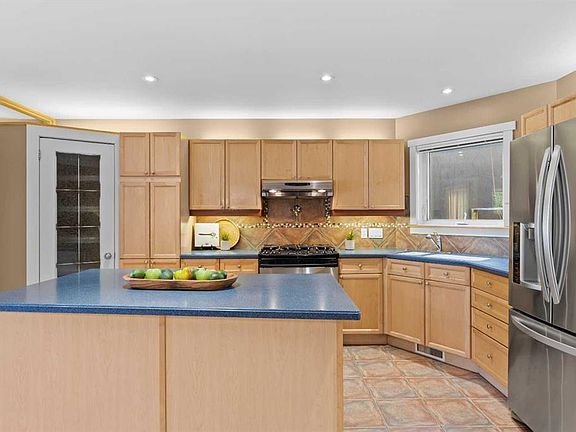 4th image of 415 N 28th Ave NW