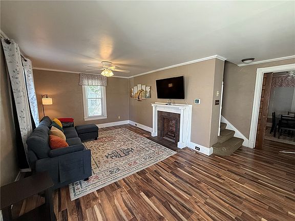 5th image of 536 Oak St