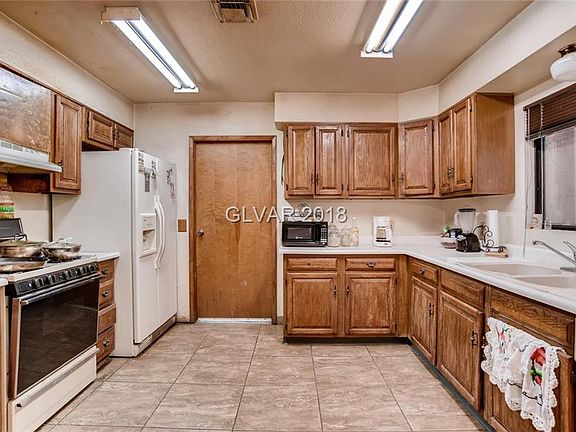 4th image of 2323 N Christy Ln