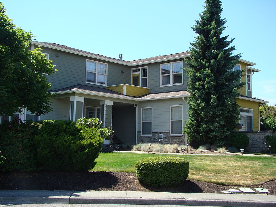 2nd story condo with balcony