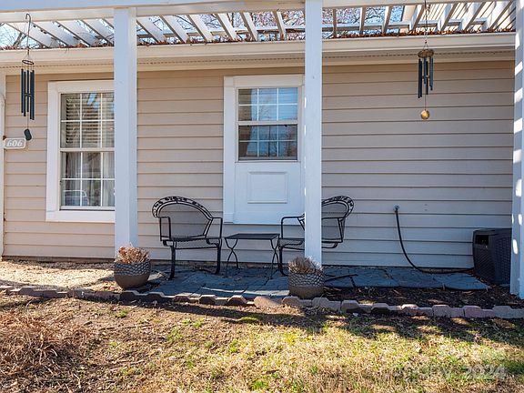 3rd image of 606 Heritage Pkwy