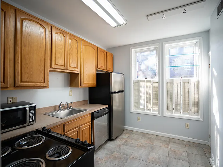 335 Hudson Ave — Photo 3