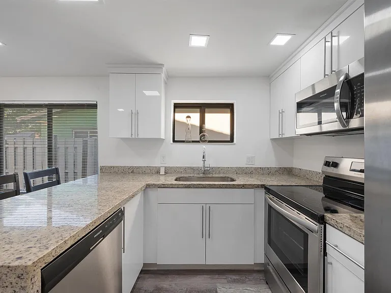 836 SW 13th Ct — Photo 5