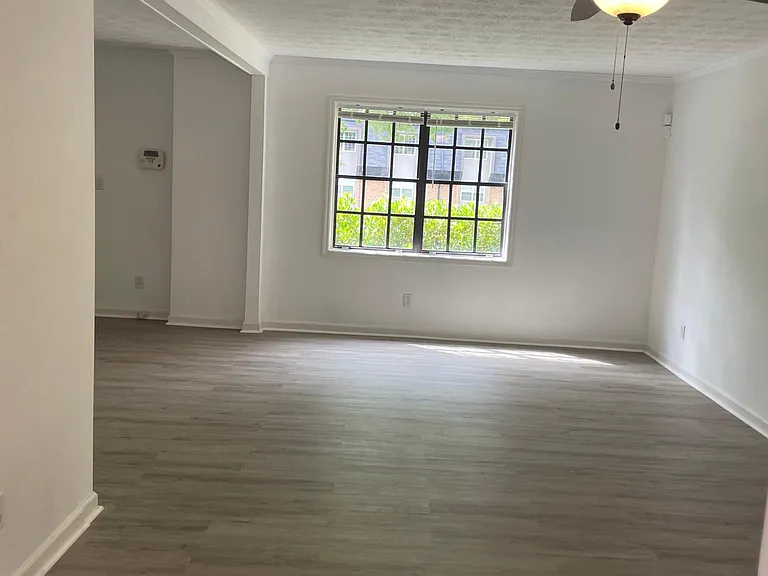 300 Winding River Dr #G — Photo 4