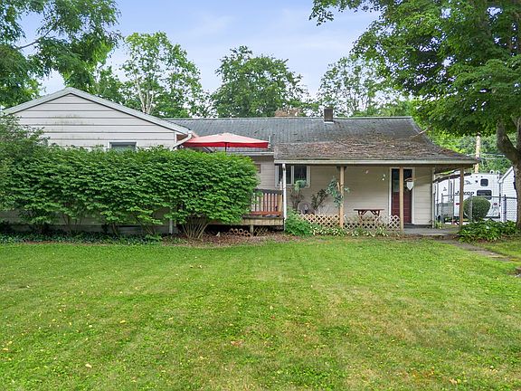 5th image of 208 Lewis St