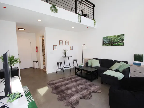 4504 1st Ave NE, Seattle, WA 98105