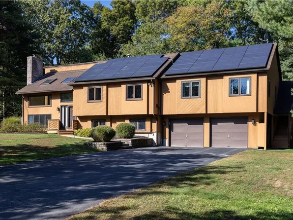8 Robin Dr, North Kingstown, RI 02852