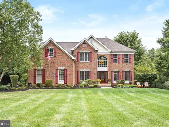 2 Canterbury Dr, Robbinsville, NJ 08691