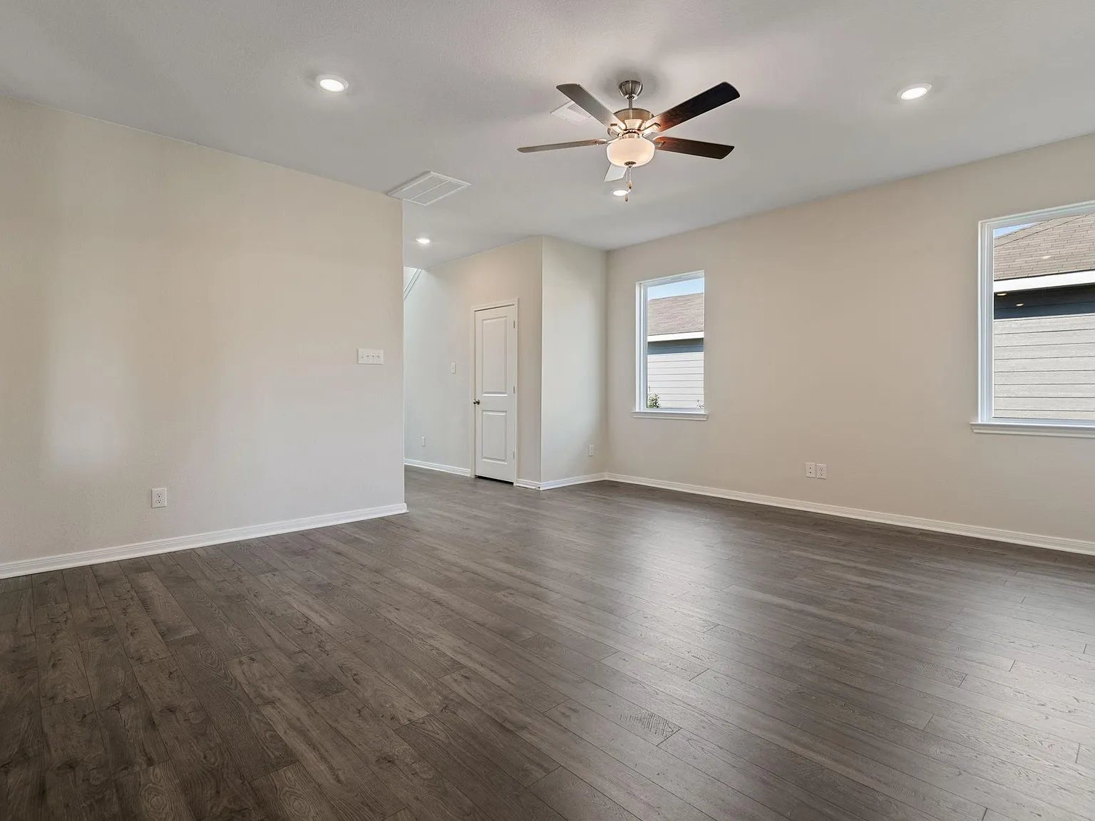 4 bed, 2.5 bath, 2203 sqft, $2,180 — Photo 3