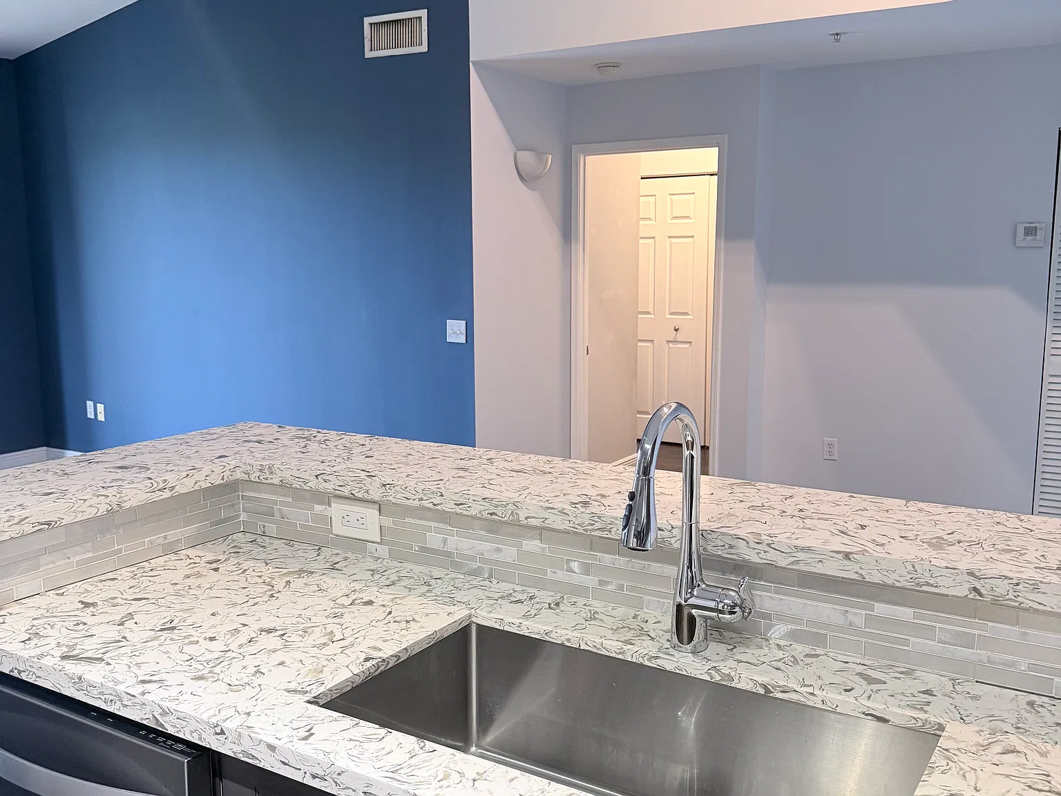 2 bed, 1059 sqft, $2,500 — Photo 3