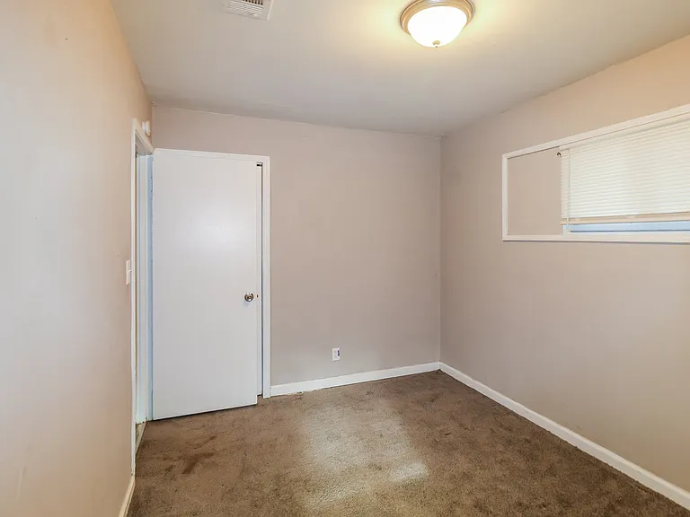 1821650_025_bedroom_13619598.jpg