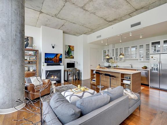 3rd image of 901 2nd St S #905