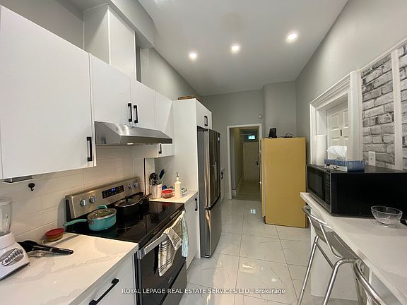 3rd image of 206 Carlton St #202
