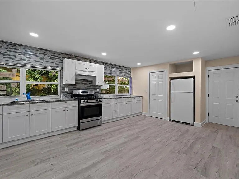 2825 N Taliaferro Ave — Photo 2