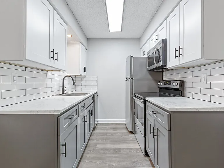Chateau 68 Apartments — Photo 1