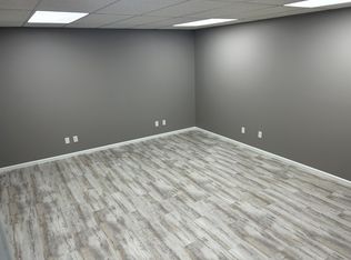 960 E 53rd St SUITE 1B, Davenport, IA 52807