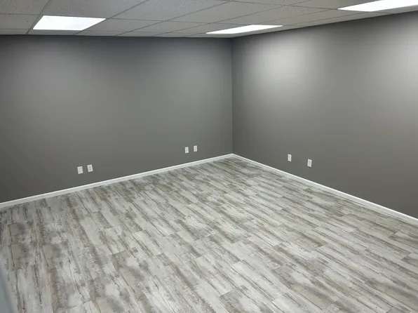 960 E 53rd St Suite 1B, Davenport, IA 52807