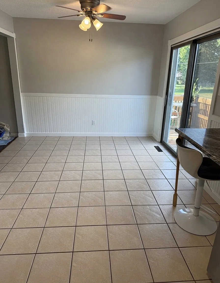 Beautiful 4 bedroom home with garage located in Cordova Illinois — Photo 4
