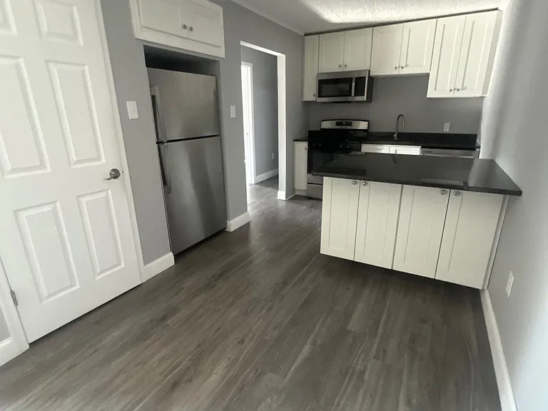 400 Main St #8 — Photo 2