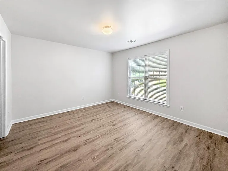 2425 Fairlie Dr — Photo 23