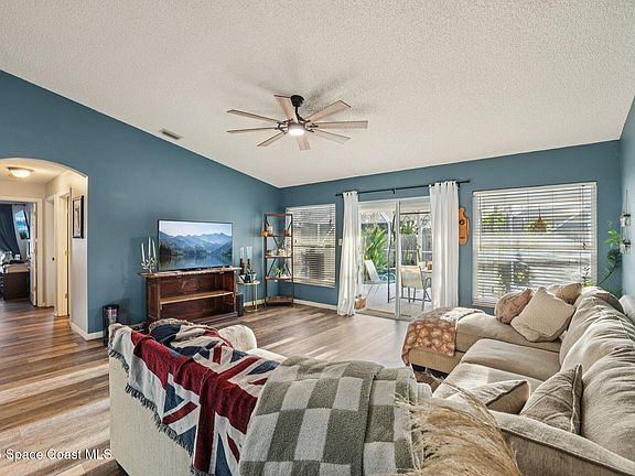 5th image of 917 Cypress Oaks St