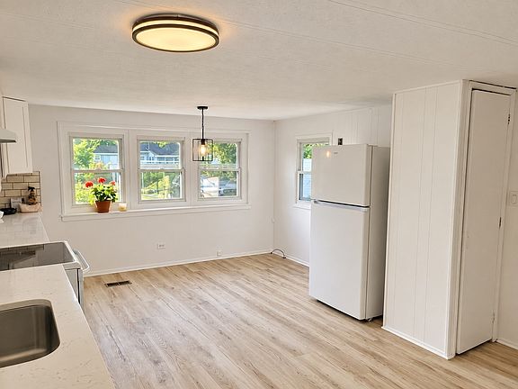 4th image of 46 Maplewood Dr