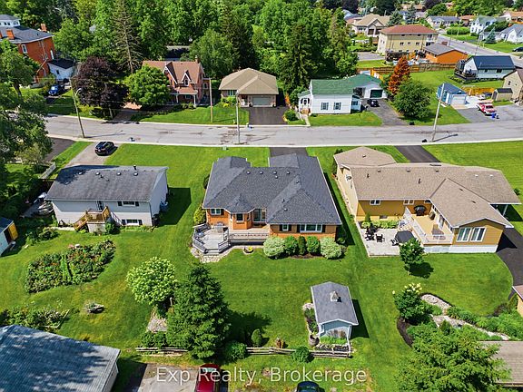 3rd image of 121 Simcoe St