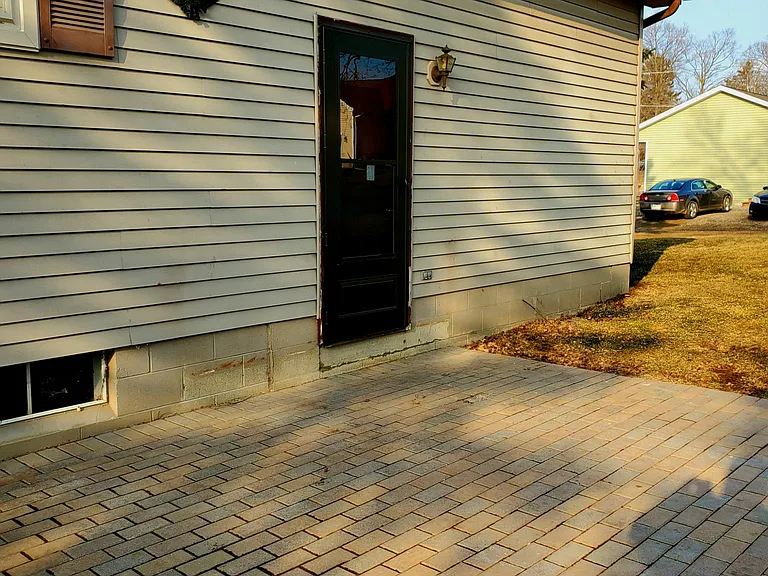 240 E Oregon St — Photo 8
