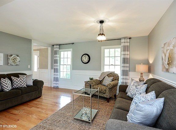 2nd image of 620 Braemar Ln